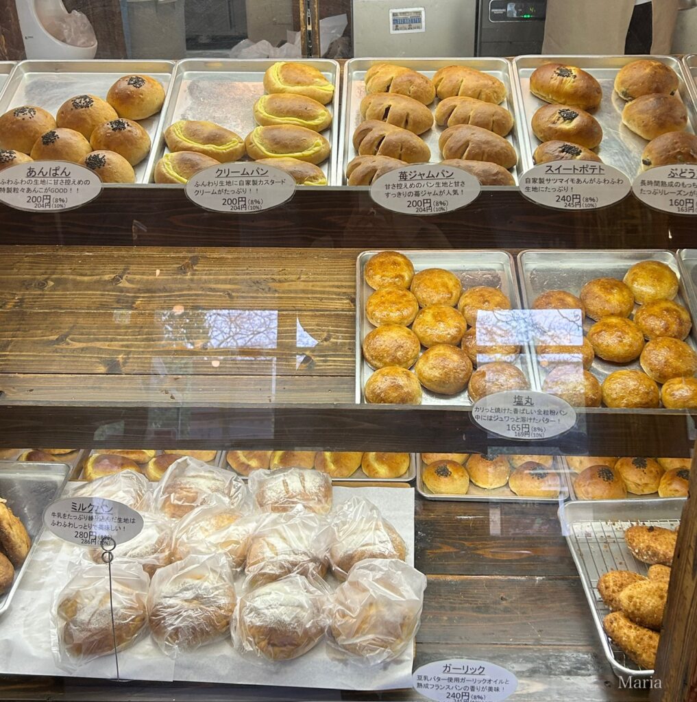 パン・ナガタ 箱崎店（ナガタパン）のショーケースに並ぶパン