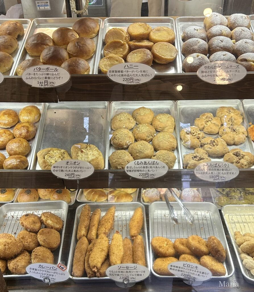 パン・ナガタ 箱崎店（ナガタパン）のショーケースに並ぶパン