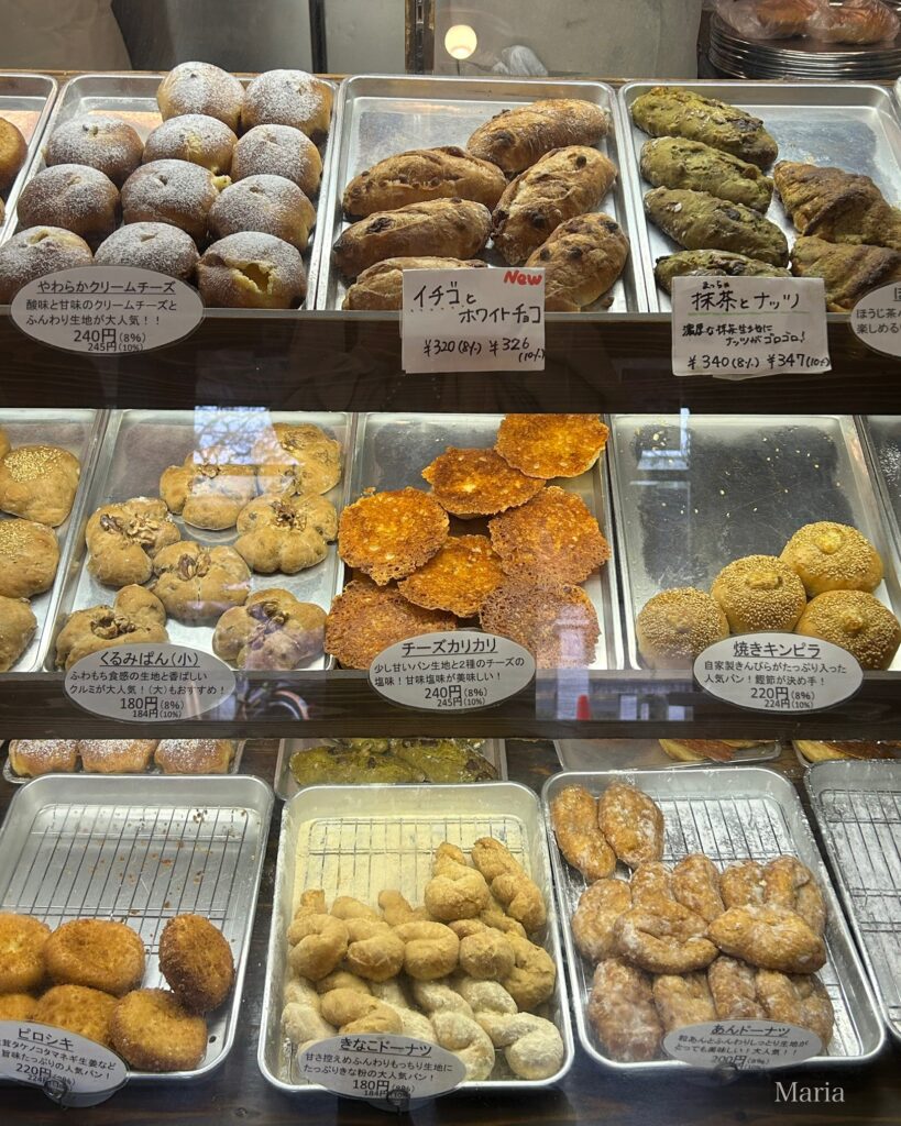 パン・ナガタ 箱崎店（ナガタパン）のショーケースに並ぶパン