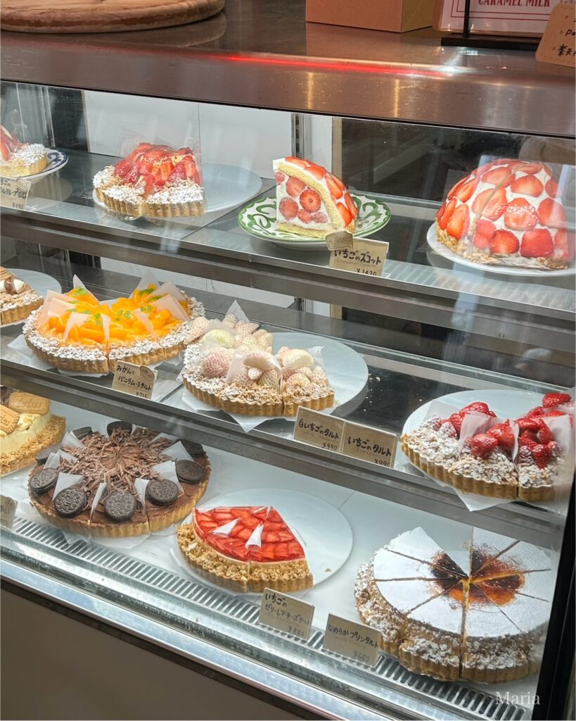 We ARE READYのショーケースに並ぶケーキ