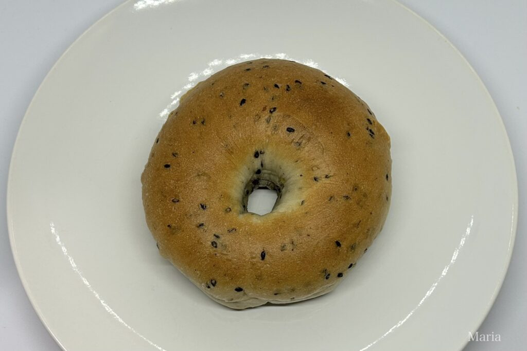 7P 黒ごまベーグルサンドチーズクリーム（セブンイレブン）