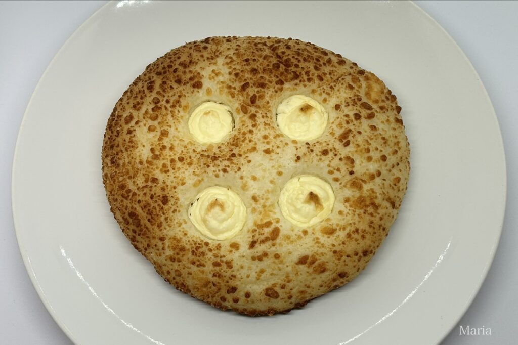 チーズ塩パン（ロレーヌ産岩塩使用）（ファミリーマート）