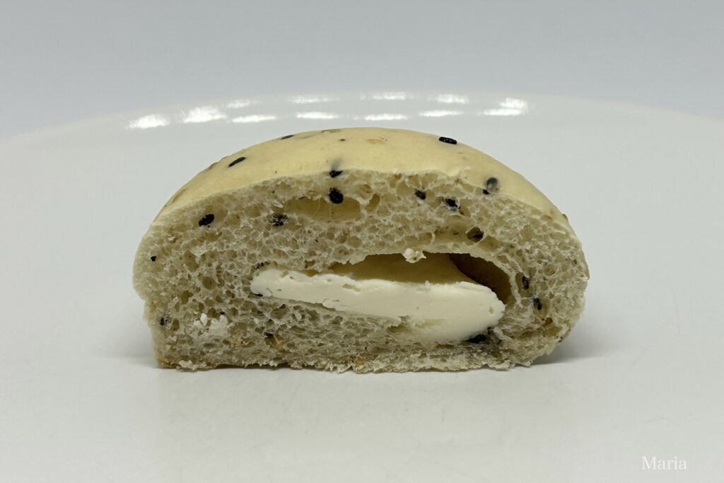 ７Ｐ ２種のごまとチーズクリームのパン ２個入（セブン-イレブン）