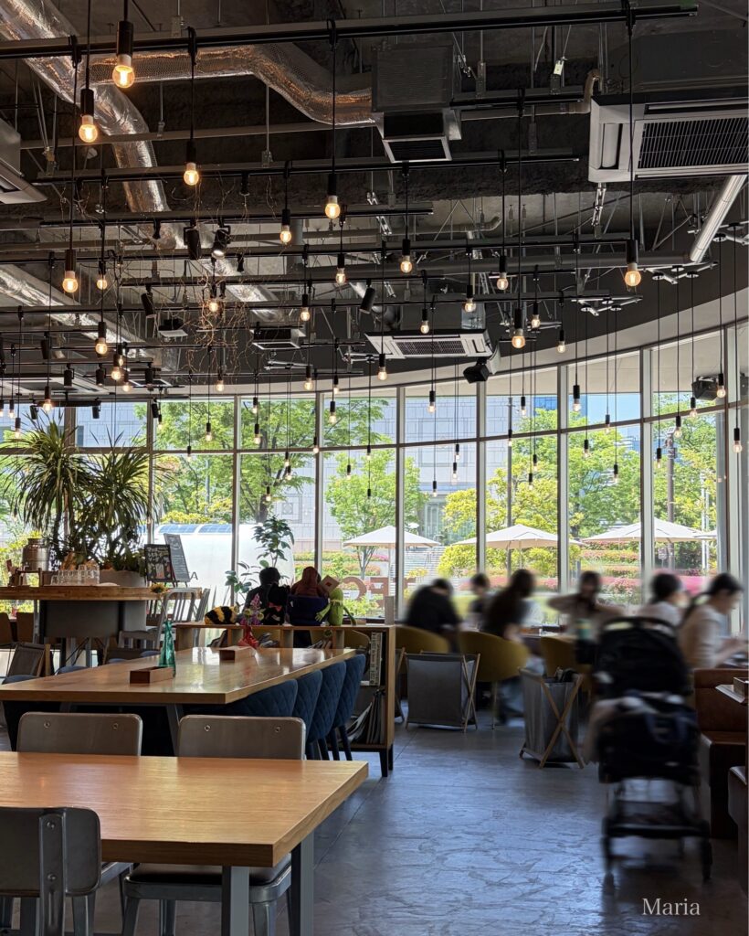 Tomt cafe bistro bar 内観